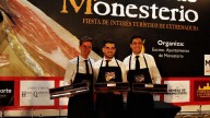 El sevillano Víctor Fernández Hervás ungido con el Cuchillo Jamonero de Oro de Monesterio