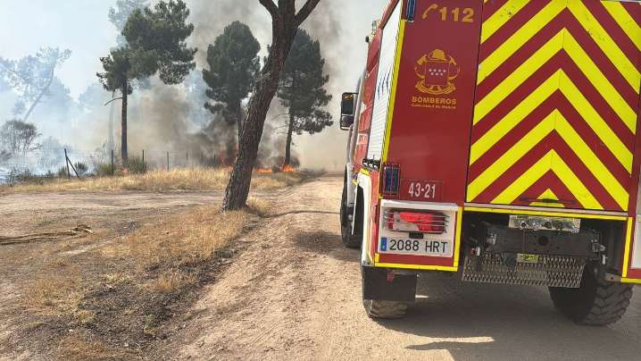 Madrid refuerza los medios para combatir el incendio de San Bartolomé de Pinares (Ávila)