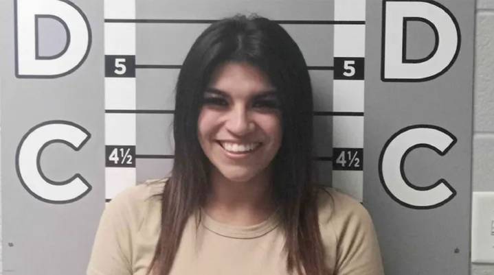 Mujer de Kentucky causa daños de más de $12,000 al auto de su exnovio y su foto policial sonriente se hace viral