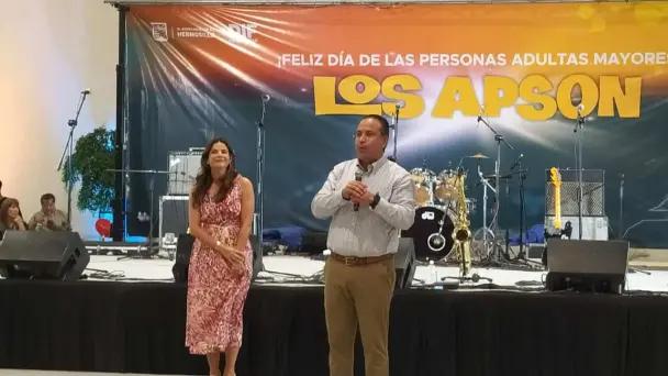 Conmemoran el Día de los Abuelos con Los Apson