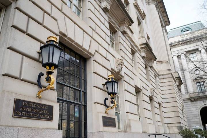 US EPA begins clearing backlog of oil refiner requests for biofuel rule waivers