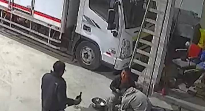 Hombre cae de segundo piso y sujeto intenta atacarlo con cortadora eléctrica: Imágenes impactantes Hombres habría estado trabajando cuando empezaron a discutir y uno de ellos habría empujado al otro d