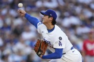 Shohei Ohtani logra su 1ra victoria con Dodgers, poncha a 9 y vence a Rojos