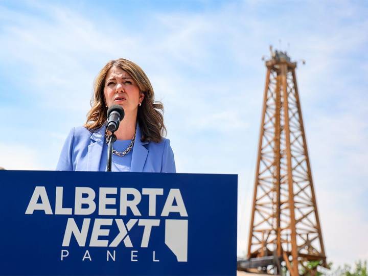 Premier draws approval at Alberta Next town hall in Fort McMurray