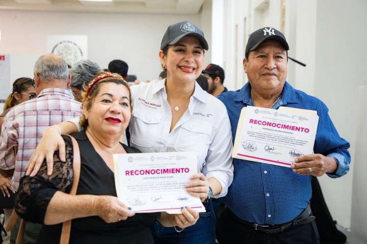 Estefanía Mercado entrega reconocimientos a adultos mayores del programa Vigilantes Ciudadanos