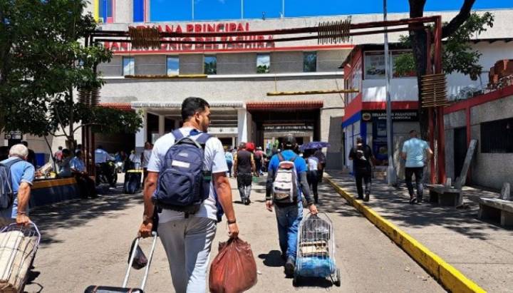 Más de 100 migrantes salen a diario del país por Táchira