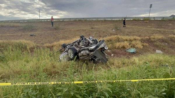 Muere conductor prensado en volcadura