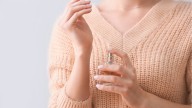 5 perfumes de otoño que debes usar para atraer el amor y la fortuna