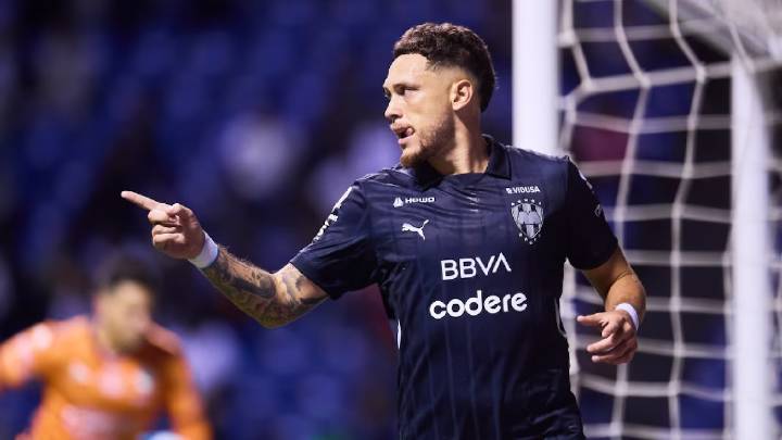 Rayados golea 4 – 2 a Puebla y dormirá líder de la Liga MX