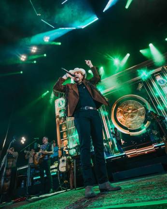 Pospone Edén Muñoz conciertos en Estados Unidos por retrasos en trámites de visa