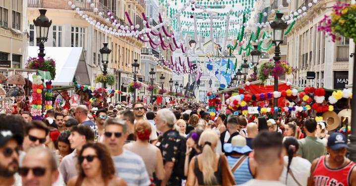 Feria de Málaga 2025: Cóctel de tradiciones, despedidas de soltero y 'botellón' en su primer día