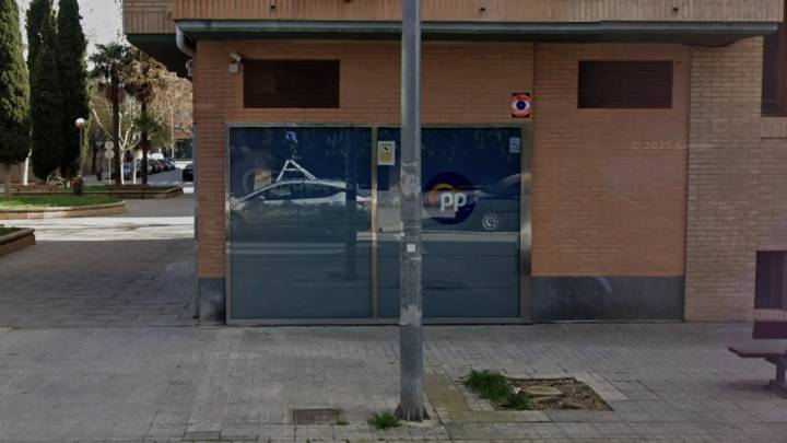 Atacan la sede del PP en Huesca con pintadas, huevos y dos pollos muertos