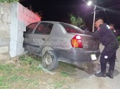 Conductor presuntamente alcoholizado choca su auto con una barda en Tizimín
