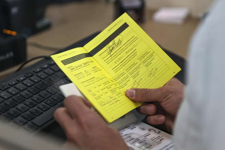 Ecuador ya no exigirá certificado de vacuna de fiebre amarilla a viajeros de cuatro países