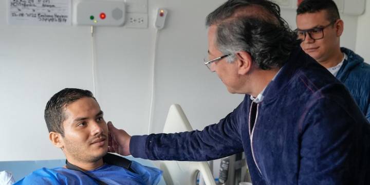 Petro visitó los cuatro policías sobrevivientes del ataque a helicóptero en Amalfi, Antioquia: este es su estado de salud