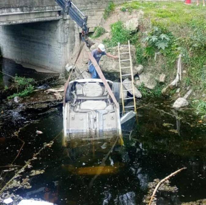 Un auto terminó en el fondo del canal del parque Guillermina