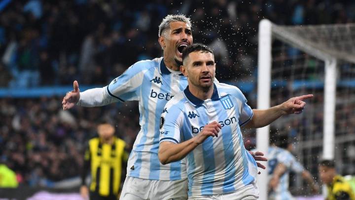 En la última jugada, Racing venció a Peñarol y se metió a cuartos