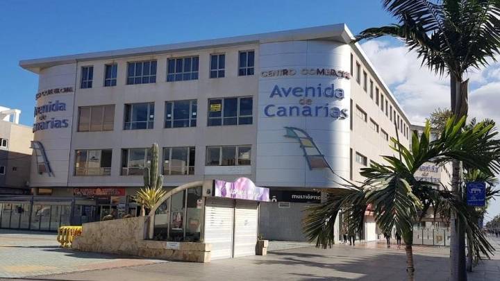 Un vehículo arde en el interior del aparcamiento del centro comercial Avenida de Canarias, en Vecindario