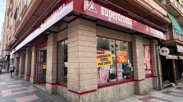 Cierran las históricas perfumerías Superdroma en Cáceres