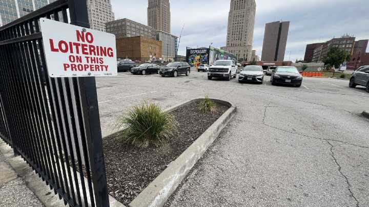 After shootings, Kansas City mayor wants owners of private parking lots to get police permits