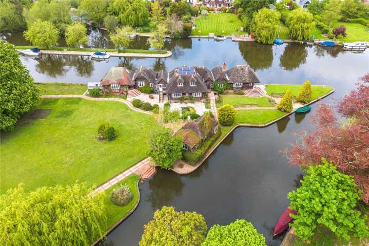 Three homes down by the Thames, perfect for those who love messing about on boats
