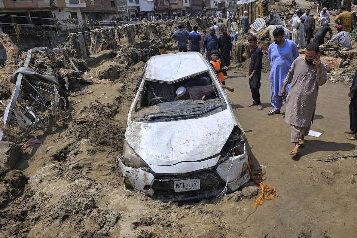 Deslaves, electrocuciones y devastación: más de 340 muertos por las lluvias monzónicas en Pakistán