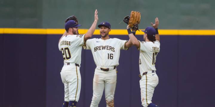 Brewers' 12-game win streak means free burgers for Milwaukee
