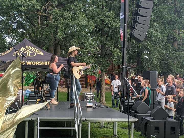 Thousands attend Sean Feucht concert after Winnipeg permit denied