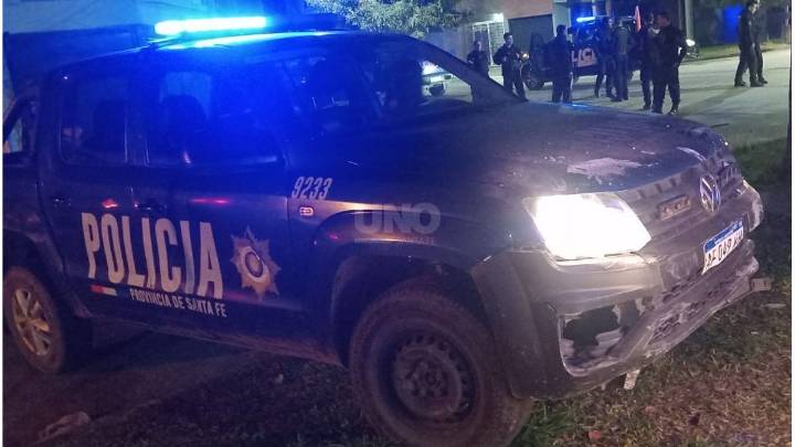 Patrullero que iba a un procedimiento chocó contra un auto y terminó incrustado en una vivienda en barrio Villa Setúbal