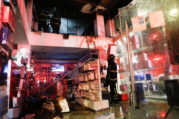 Incendio en tienda de electrónicos moviliza a bomberos en colonia Juárez