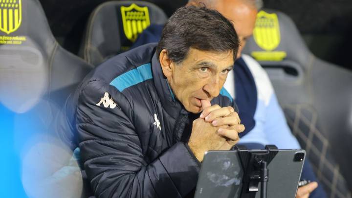 El gesto de Costas con los hinchas de Racing demorados en el estadio de Peñarol