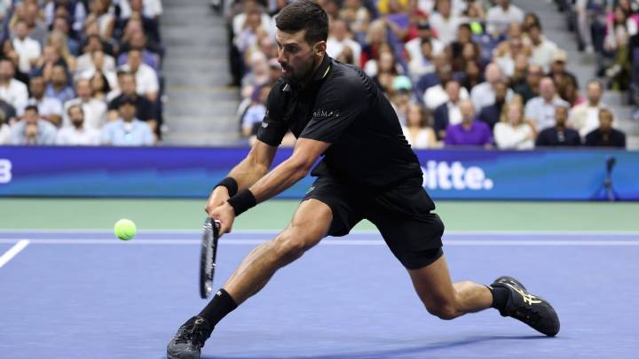 Djokovic superó la molestia en su espalda y brindó un show tenístico ante Norrie en el US Open