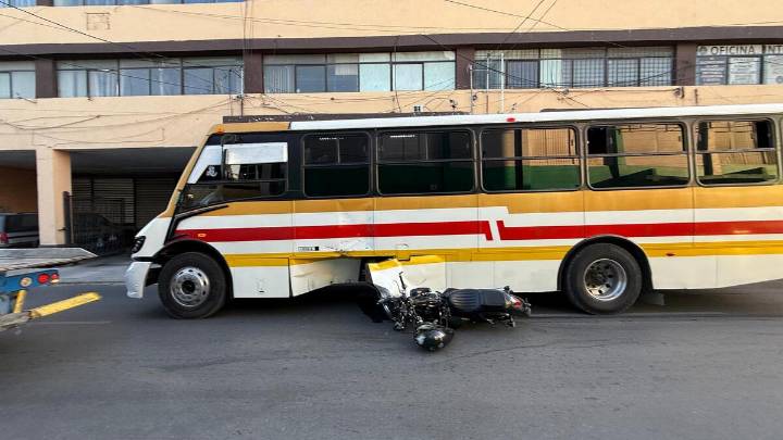 Joven motociclista muere tras chocar contra ruta “Periférico” en Zona Centro de Saltillo; se habría pasado semáforo en rojo