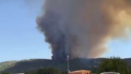 Nuevo incendio en Cádiz: el fuego quema parte del paraje de la Sierra de la Plata en Tarifa y obliga a evacuar la playa de Zahara