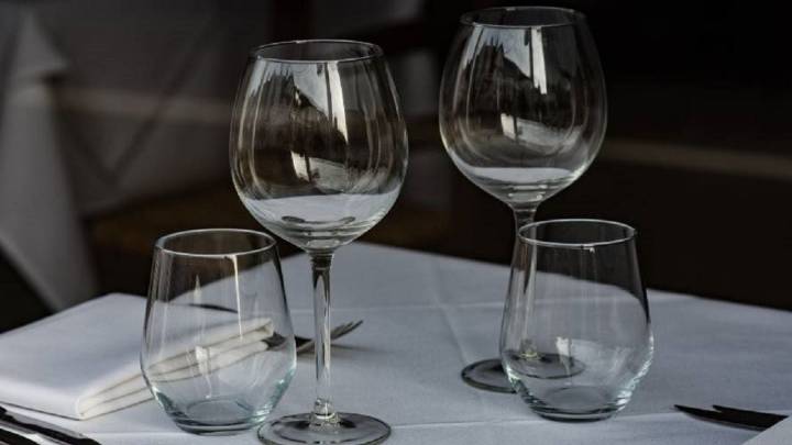 No necesitas gastar fortuna en un cotillón: con copas que tenés sin usar en casa, creá esta decoración para una fiesta o boda