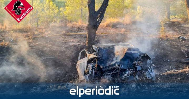 Sacan 'in extremis' a dos personas de un coche en llamas en Altea tras estrellarse