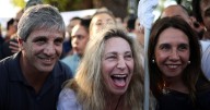 Karina Milei es evacuada en medio de incidentes en cierre de campaña libertaria en Corrientes