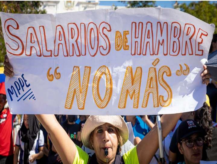 La paradoja del salario mínimo en Venezuela: Un derecho constitucional convertido en burla