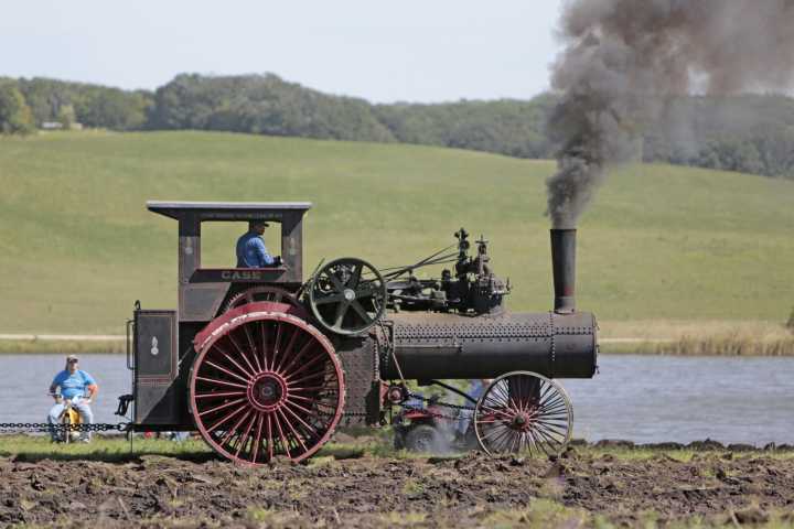 Steam Threshers Reunion rolls on with help from old friends