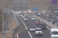 Retenciones en la TF-1 tras una colisión: uno de los vehículos arde en plena autopista