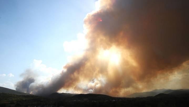 El fuego obliga a desalojar a unas 700 personas y pone en riesgo el Parque Natural de Las Médulas