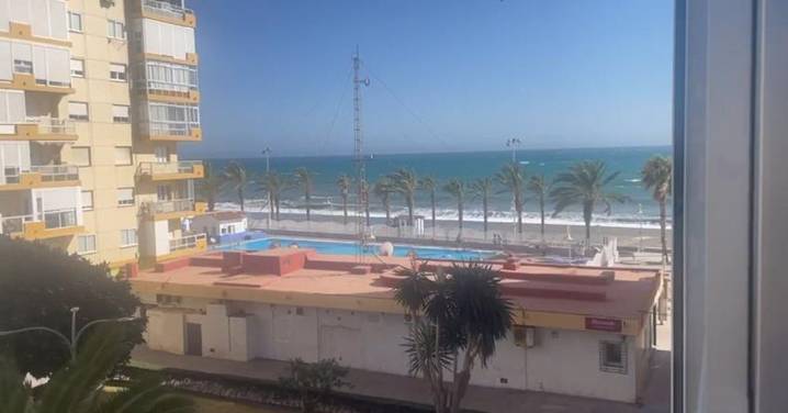 Así azota el viento en las playas de Málaga este jueves de aviso amarillo por fenómenos costeros