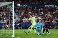 Con un autogol, Barcelona concreta la remontada ante el Levante en La Liga Española