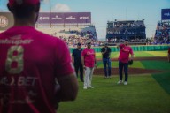 Alcalde Marco Bonilla lanza primera bola y va por el triunfo de Chihuahua