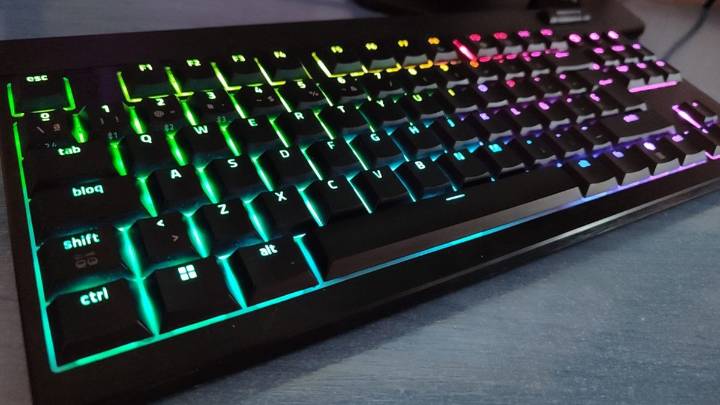 Análisis del teclado Razer BlackWidow V4 Low-Profile Tenkeyless Hyperspeed: diseño compacto y funciones avanzadas para una experiencia premium