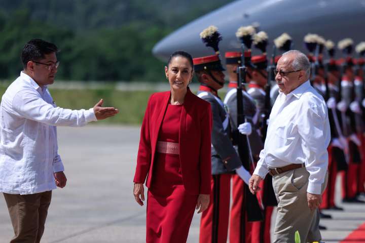 Sheinbaum llega a Petén en Guatemala para reunirse con el presidente Arévalo