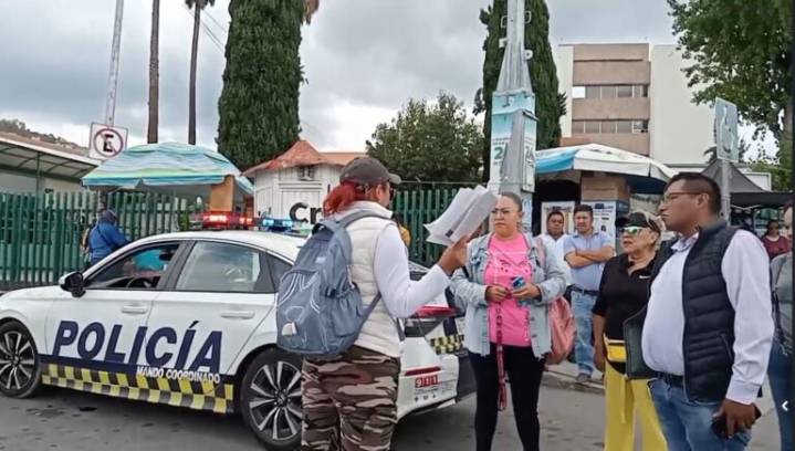 Bloquean avenida Madero, frente a la Clínica 1 del IMSS; exigen medicamento para un paciente