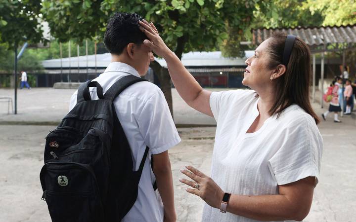 Nueva ministra militar impone control estricto en escuelas públicas de El Salvador