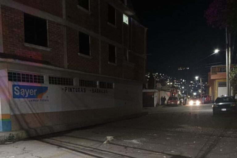 Pachuca: hombre que amenazaba a peatones se lanzó desde tercer piso, en la calle Fernández de Lizardi