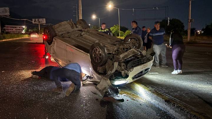 Ebrio a exceso de velocidad pierde el control del volante y vuelca al sur de Saltillo
